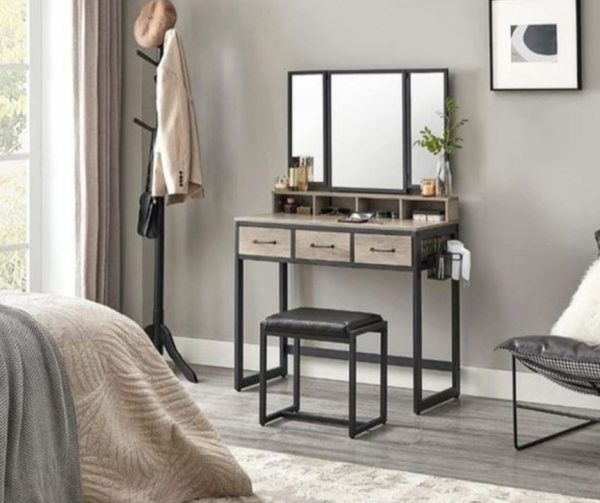 Kamar tidur dengan meja rias yang terlipat